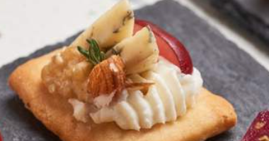 ასორტის ყველის კანაპები კაკალითა და ყურძნით 10 ცალი.