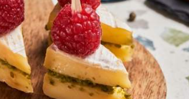 ბრი ჟოლოთი / მაყვალითა და ფისტებით 10 ცალი.