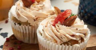 მაფინი ლორით, ყველით და ბოსტნეულით, ნაღები მზისგან გამომშრალი პომიდორით 10 ცალი.