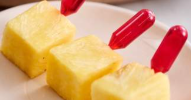 ანანასის კანაპები პიპეტაზე ბადიანის სოუსით 10 ცალი.