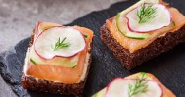 მსუბუქად დამარილებული ორაგულის კანაპე რადიშ 10 ცალი.