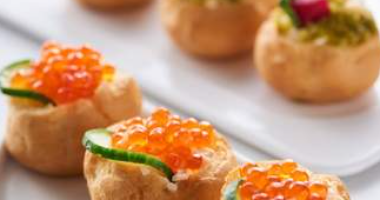 პროფიტეროლები ორაგულისა და წითელი ხიზილალის პასტით 10 ცალი.