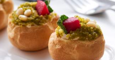 Profiteroles ერთად ლურჯი, გამომცხვარი მსხალი და Pistachios (114 რუბლს შეადგენს. ცალი)