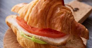 მინი კრუასანი ცეზარის სალათით (199 რუბლი)