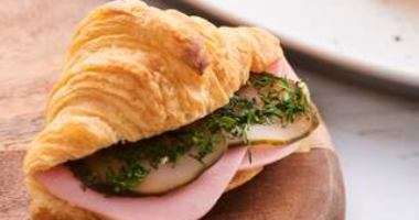 მინი კრუასანი ლორით, ყველით და მწვანილებით (100 რუბლი. ცალი)