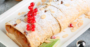 Apple Strudel Vanilla სოუსით