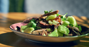 30. Салат с говядиной и огурцом в остром соусе