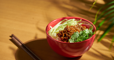 64. Лапша под соусом "Чжацзян"