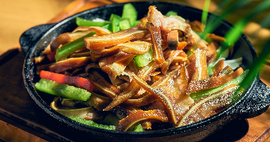 162. Свиные уши в устричном соусе на раскаленной сковороде