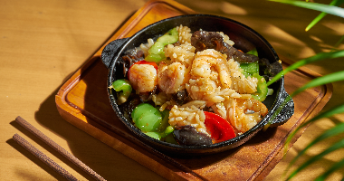 163. Морепродукты в устричном соусе на раскаленной сковороде