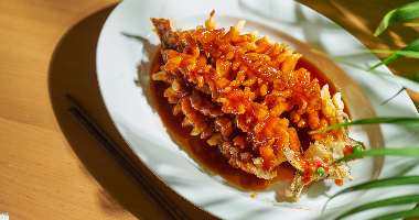 144. Жареный карп в виде белки в кисло-сладком соусе