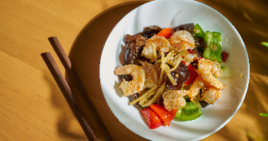 147. Острые креветки с овощами