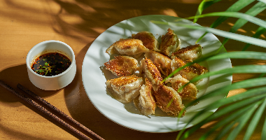 226. Жареные пельмени с кабачком, яйцом и креветками