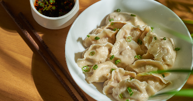 233. Вареные пельмени с квашеной капустой и свининой