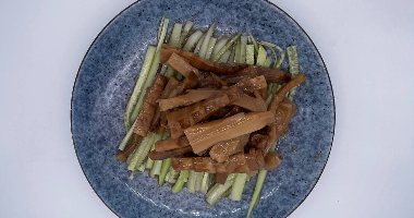 33. Салат з консервированым бамбуком и огурцом