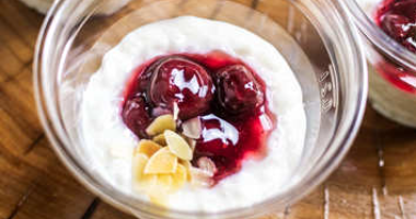 РИСОВЫЙ ПУДИНГ С ВИШНЁВЫМ СОУСОМ