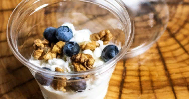 ТВОРОГ ЗЕРНИСТЫЙ С ОРЕХАМИ И МЁДОМ