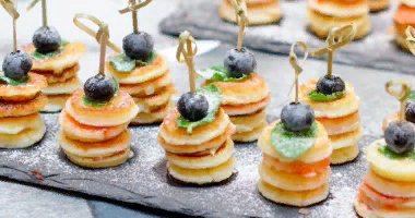 МИНИ-ПАНКЕЙКИ С ДЖЕМОМ И КЛЕНОВЫМ СИРОПОМ  5 шт.