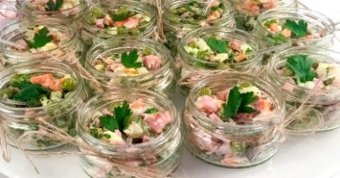 САЛАТ "ОЛИВЬЕ" С КОЛБАСОЙ В БАНОЧКАХ 14ШТ