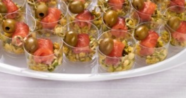 СЛАБОСОЛЕНАЯ ФОРЕЛЬ С ГРАТЕНОМ ИЗ ЦУККИНИ В ШОТЕ ПОРЦИЯ:23ШТ