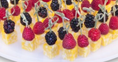 КАНАПЕ ИЗ МРАМОРНОГО СЫРА С ЛЕСНЫМИ ЯГОДАМИ ПОРЦИЯ:50ШТ