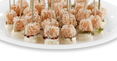 КАНАПЕ С ЛОСОСЕМ В КУНЖУТЕ ПОРЦИЯ:25ШТ