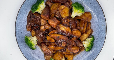 134. Смажена картопля з свинячою рулькою у соєвому соусі / 红烧肘子炖土豆 / Fried potatoes with pork knuckle in soy sauce