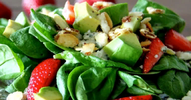 Салат с пряным Авакадо,клубникой и соус песто