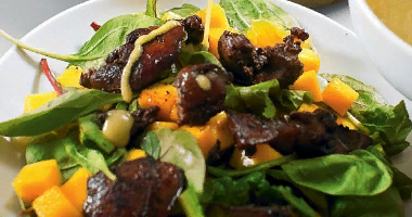 Салат с манго и куриной печенью
