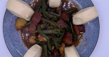 136. Тушкована свинина з квасолею та картоплею + 4 пампушки / 红烧肉豆角土豆小馒头 / Stewed pork with beans and potatoes + 4 breads