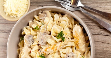 Паста с курицей и грибами