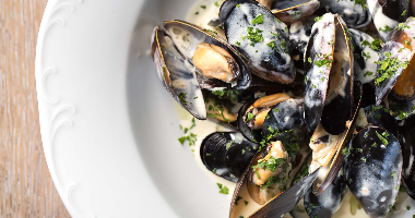 Мидии средизерноморские в винном соусе