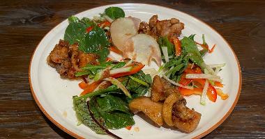 Тайский салат с хрустящим цыпленком