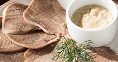 Язык говяжий отварной с хреном