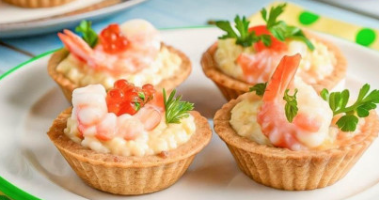 Тарталетки с креветками и сыром