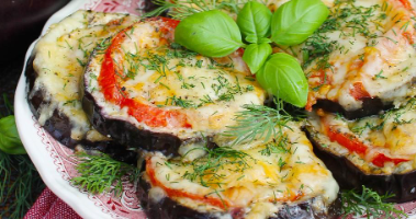 Баклажаны с помидорами сыром и чесноком в духовке кружочками