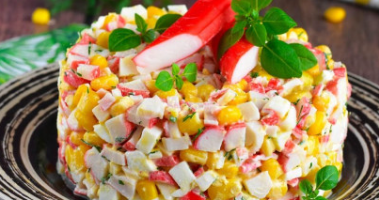 Салат крабовые палочки с кукурузой и яйцом