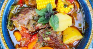 Шурпа в казане на костре из говядины