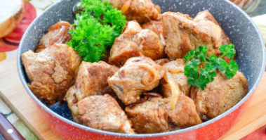 Жареное мясо на сковороде