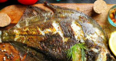 Камбала жареная на сковороде целиком